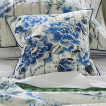 Indlæs billede til gallerivisning Designers Guild Kyoto Flower Indigo Cushion Up Close