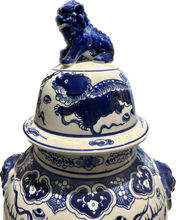 Indlæs billede til gallerivisning White and Blue Porcelain Jar with Dragon Lid