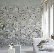 Indlæs billede til gallerivisning Designers Guild Fleur Blanche Platinum Wallpaper in Living Room