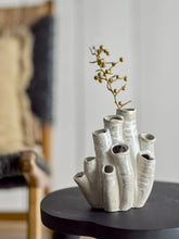 Indlæs billede til gallerivisning Bloomingville Saha Natural Deco Vase on Side Table