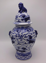 Indlæs billede til gallerivisning White and Blue Porcelain Jar with Dragon Lid