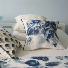 Indlæs billede til gallerivisning Floral patterned pillows on a bed with a matching blanket