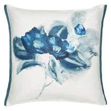 Indlæs billede til gallerivisning blue and white floral print cushion on white background