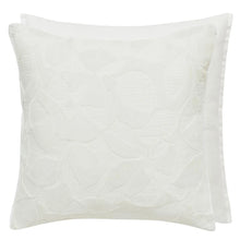 Indlæs billede til gallerivisning White textured pillow on a white background