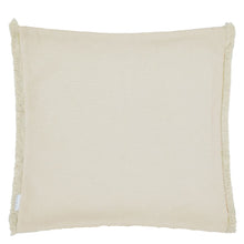 Indlæs billede til gallerivisning Beige pillow with frayed edges on a natural background