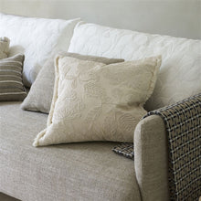 Indlæs billede til gallerivisning Decorative pillows on a sofa with a neutral color scheme
