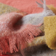 Indlæs billede til gallerivisning Designers_Guild_Fontaine_Sepia_Mohair_Throw_Fringe_Detail