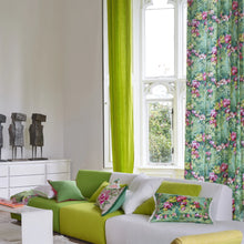 Indlæs billede til gallerivisning Designers_Guild_Ghirlanda_Emerald_Linen_Cushion