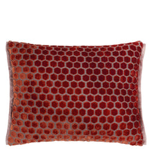 Indlæs billede til gallerivisning Designers_Guild_Jabot_Pimento_Velvet_Cushion with hexagon pattern