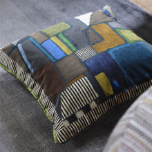 Indlæs billede til gallerivisning Designers Guild Raku Patchwork Chocolate Velour Cushion Edging details