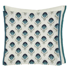 Indlæs billede til gallerivisning Decorative pillow with blue floral pattern on a white background