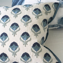 Indlæs billede til gallerivisning Decorative pillow with blue floral pattern on a neutral background