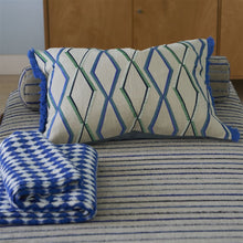 Indlæs billede til gallerivisning Graphic geometric patterned cushion with natural background