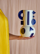 Indlæs billede til gallerivisning Graphica Blue and White Stoneware Vase in Hand