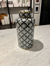 Indlæs billede til gallerivisning Black &amp; White Tanger Patterned Jar, ø14 x h27 cm