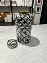 Indlæs billede til gallerivisning Black &amp; White Tanger Patterned Jar, ø14 x h27 cm