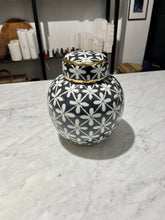 Indlæs billede til gallerivisning Black &amp; White Tanger Patterned Jar, ø18 x h22 cm