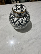 Indlæs billede til gallerivisning Black &amp; White Tanger Patterned Jar, ø18 x h22 cm