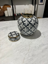 Indlæs billede til gallerivisning Black &amp; White Tanger Patterned Jar, ø18 x h22 cm