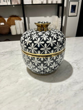 Indlæs billede til gallerivisning Black &amp; White Tanger Patterned Jar, ø18 x h19 cm