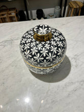 Indlæs billede til gallerivisning Black &amp; White Tanger Patterned Jar, ø18 x h19 cm