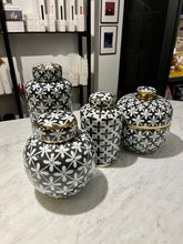 Indlæs billede til gallerivisning Black &amp; White Tanger Patterned Jar, ø18 x h19 cm