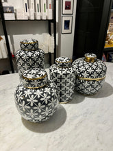 Indlæs billede til gallerivisning Black &amp; White Tanger Patterned Jar, ø18 x h22 cm