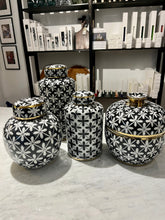 Indlæs billede til gallerivisning Black &amp; White Tanger Patterned Jar, ø14 x h27 cm