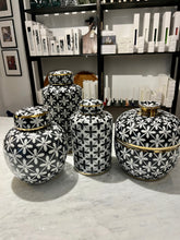 Indlæs billede til gallerivisning Black &amp; White Tanger Patterned Jar, ø18 x h22 cm