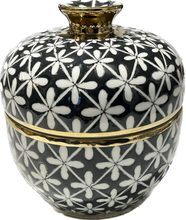 Indlæs billede til gallerivisning Black &amp; White Tanger Patterned Jar, ø18 x h19 cm