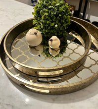 Indlæs billede til gallerivisning Burgundy Round Mirrored Tray, 2 Sizes