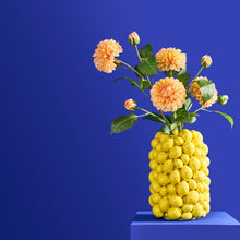 Indlæs billede til gallerivisning Yellow lemon trend vase covered in various size lemons in ceramic