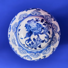 Indlæs billede til gallerivisning Noud White &amp; Blue Porcelain Vase, with lid