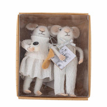 Indlæs billede til gallerivisning White_Hygge_Mice_Couple_Christmas_Ornaments_Gift_Box