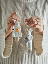 Indlæs billede til gallerivisning White_Hygge_Mice_Couple_Christmas_Ornaments_in_Hand