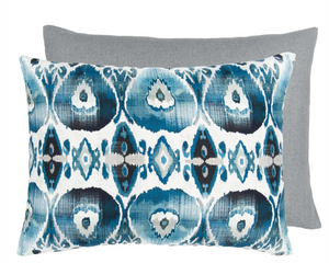 Indigo Ikat Pude fra Corinne & Crowley Collection