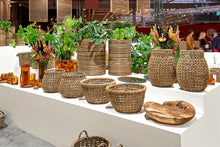 Indlæs billede til gallerivisning Open Weave Seagrass Basket with reb border